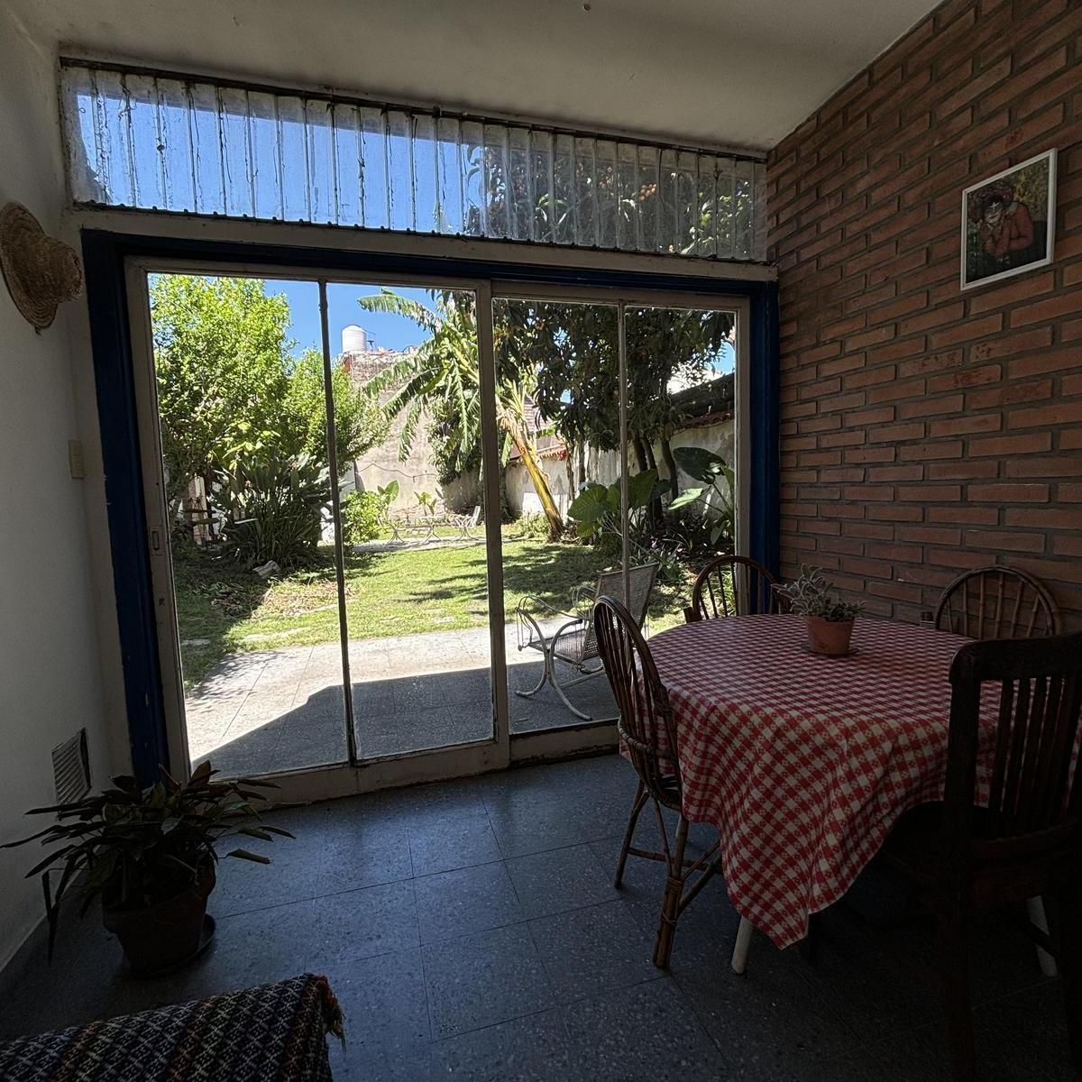 Venta Casa 4 Ambientes en Parque Chacabuco con Parque y Cochera 1