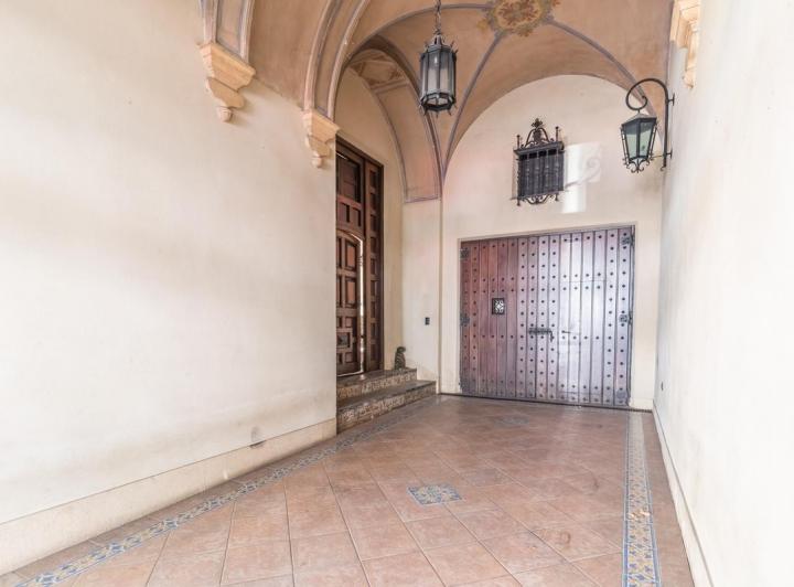 Retasada--Casa 10 ambientes en venta, patio, terraza, parrilla y cochera 5