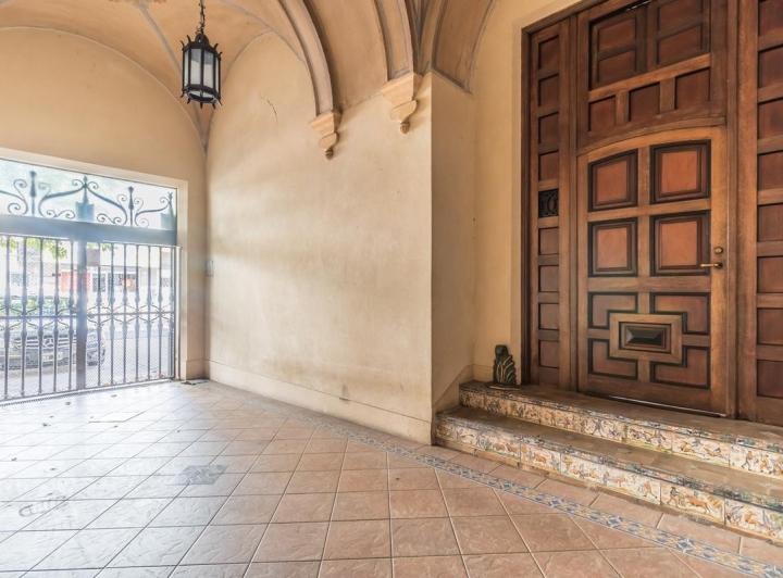 Retasada--Casa 10 ambientes en venta, patio, terraza, parrilla y cochera 3