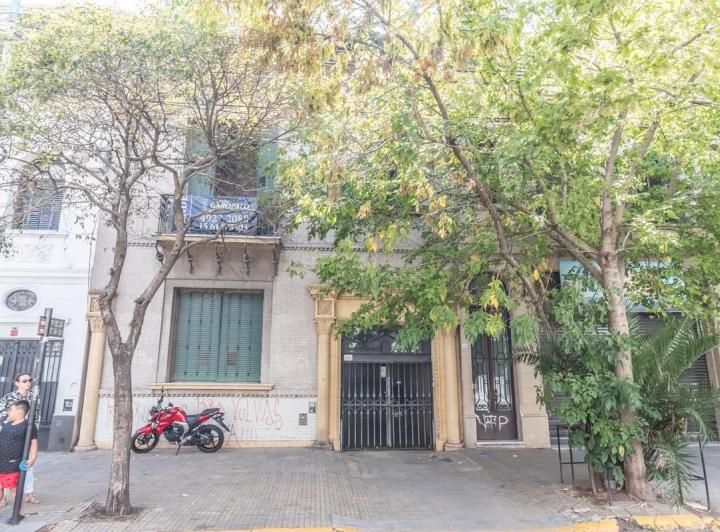 Retasada--Casa 10 ambientes en venta, patio, terraza, parrilla y cochera 4