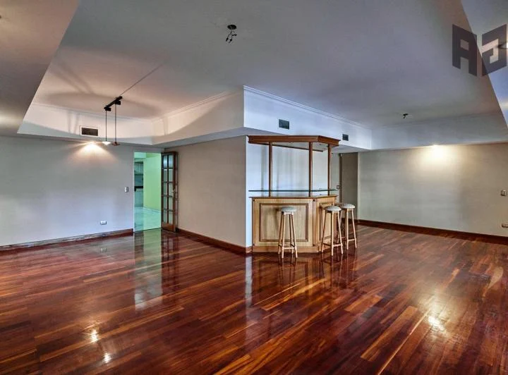 Venta espectacular piso, 5 ambientes, 2 cocheras, baulera, doble balcón y patio en Caballito 2