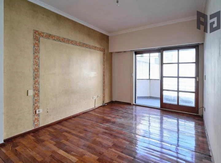 Venta espectacular piso, 5 ambientes, 2 cocheras, baulera, doble balcón y patio en Caballito 4