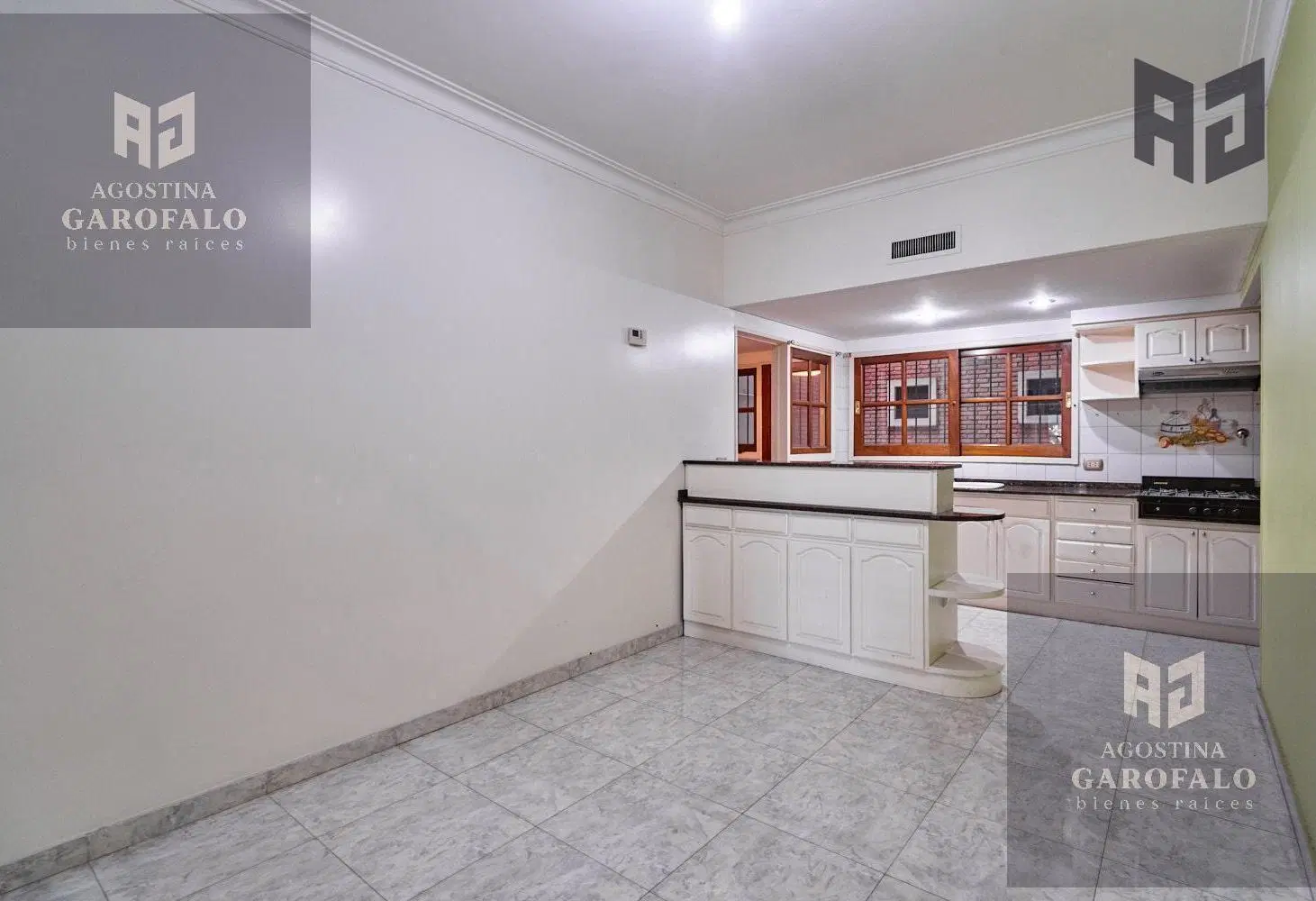 Venta espectacular piso, 5 ambientes, 2 cocheras, baulera, doble balcón y patio en Caballito 3