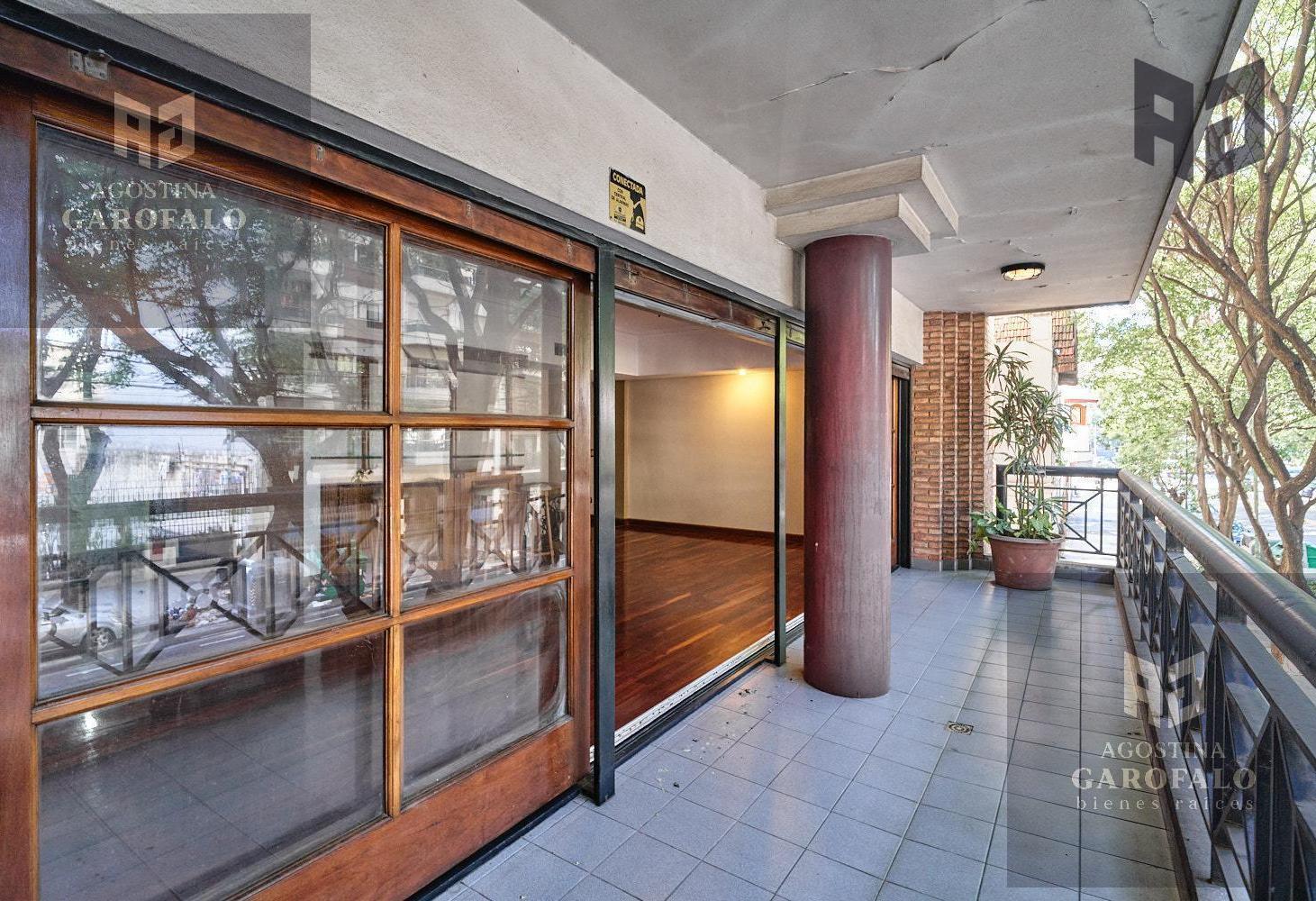 Venta espectacular piso, 5 ambientes, 2 cocheras, baulera, doble balcón y patio en Caballito