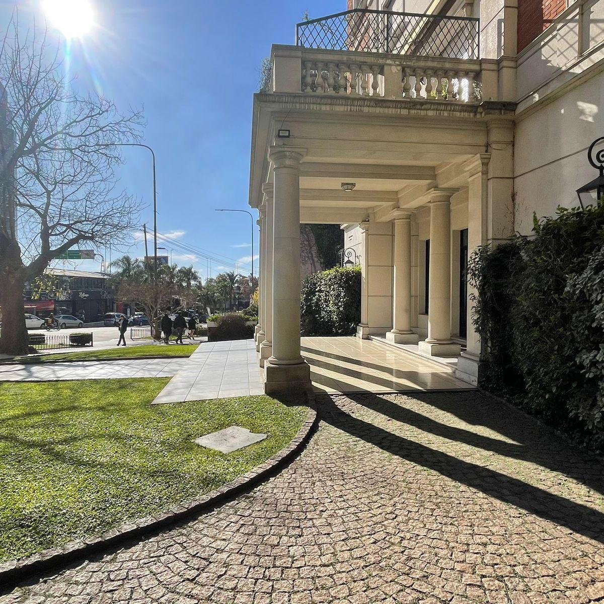 Excelente Piso en Venta de 3 Dorm., y Dos Cocheras Espacios 5