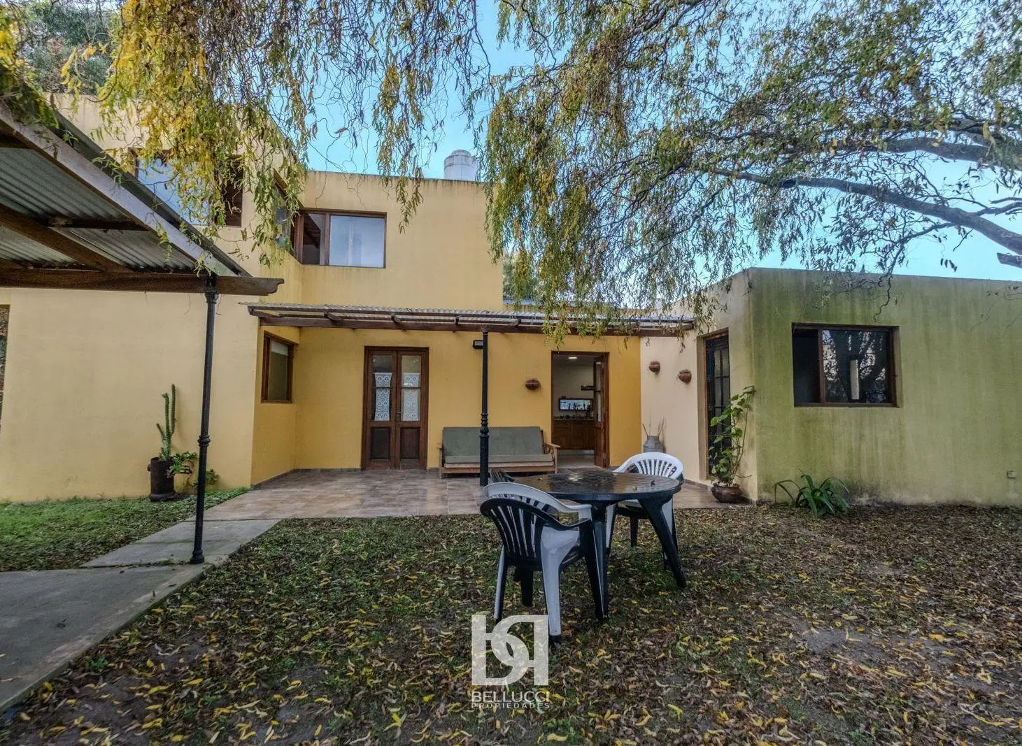 CASA DE 3 AMBIENTES EN LOTE PROPIO EN LA CALETA 2