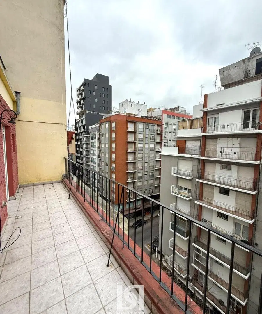 Departamento de 2 ambientes con balcón aterrazado en VENTA. 2