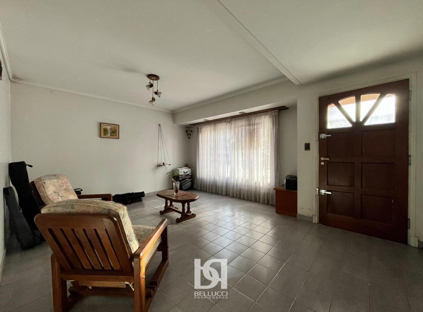 Foto de Casa 4 ambientes con patio, quincho y balcón en venta, imagen 2