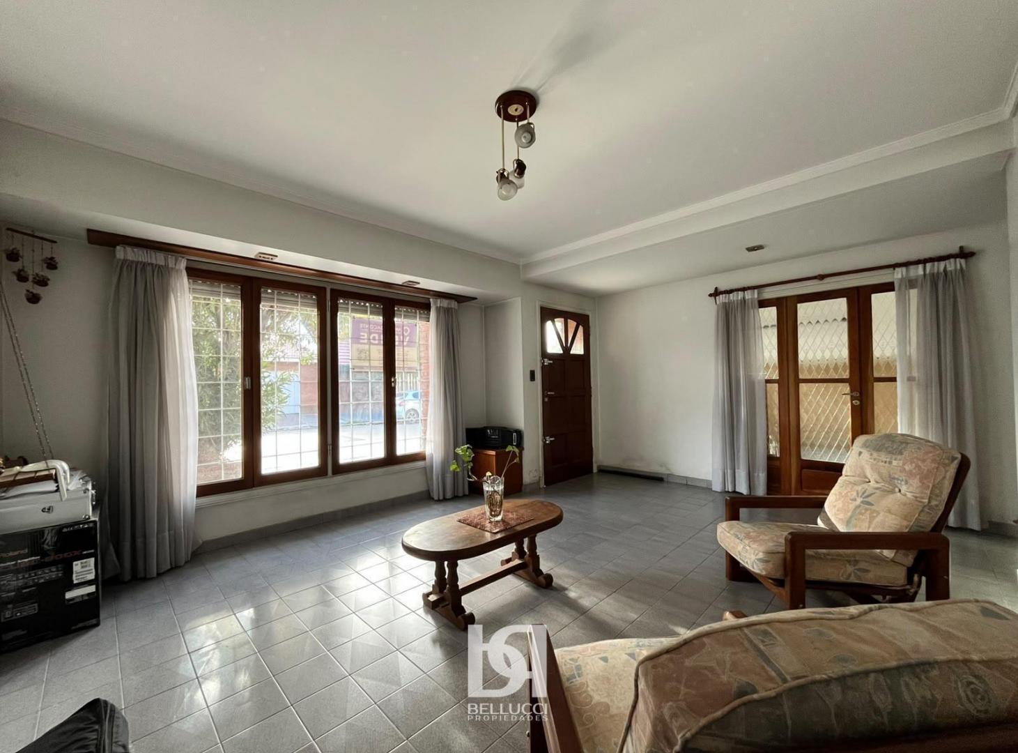 Foto de Casa 4 ambientes con patio, quincho y balcón en venta, imagen 1