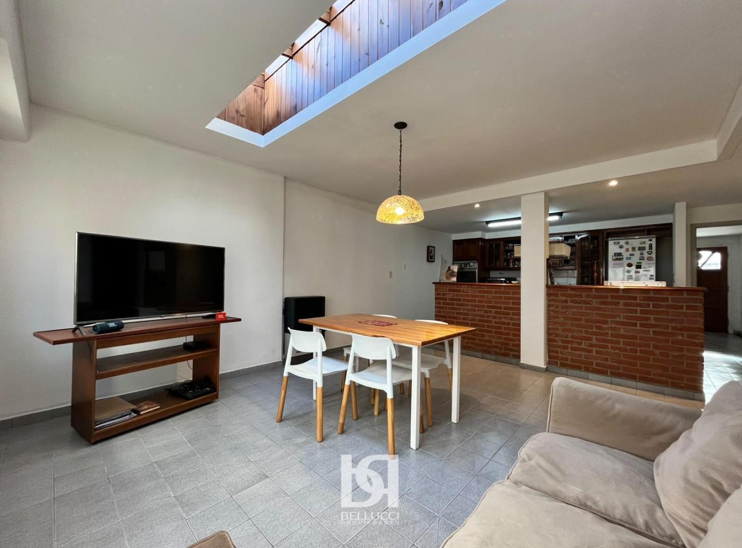 Foto de Casa 4 ambientes con patio, quincho y balcón en venta, imagen 3