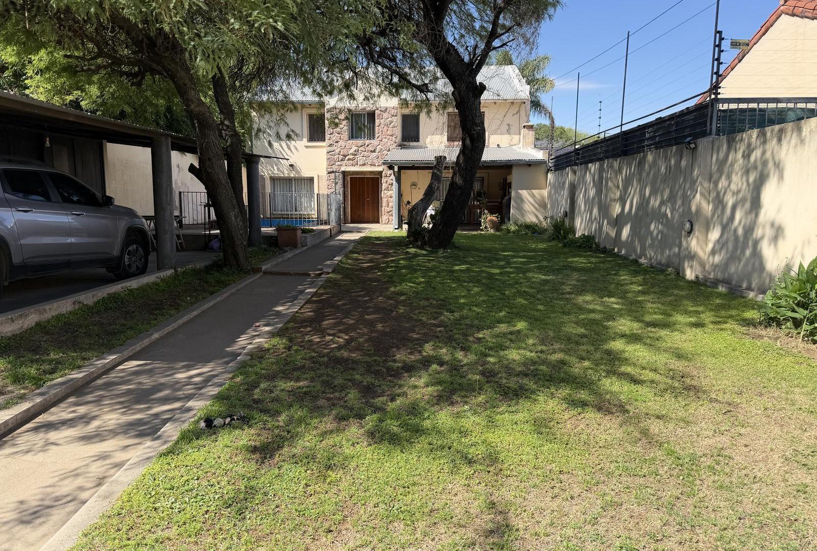Casa con pileta en venta Casa en venta en Padre Claret – 3 dormitorios, pileta y quincho