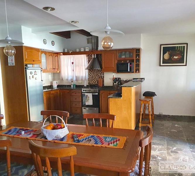 Chalet 5 amb 2 plantas c/parque y pileta - Castelar