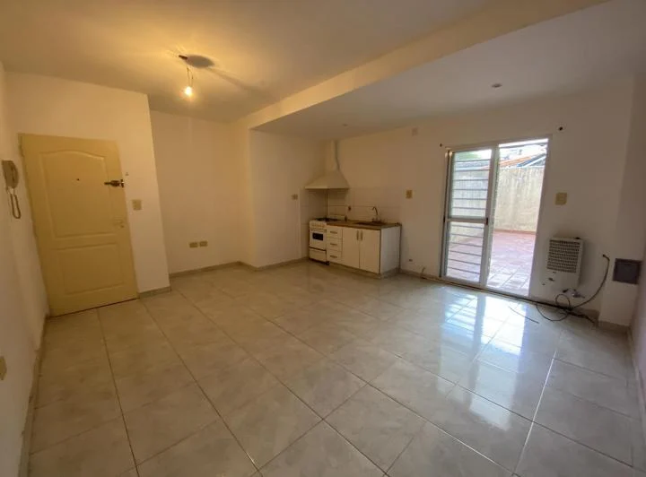 Departamento mono ambientes c/patio - Morón 4