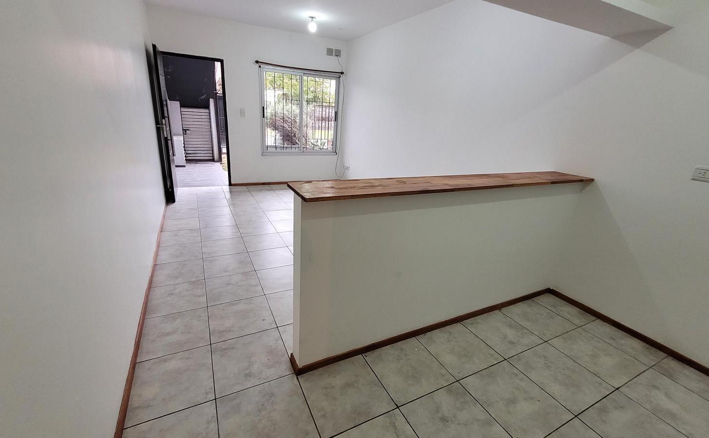 Foto de Departamento dos ambientes en planta baja con patio en Alquiler - Castelar, imagen 2
