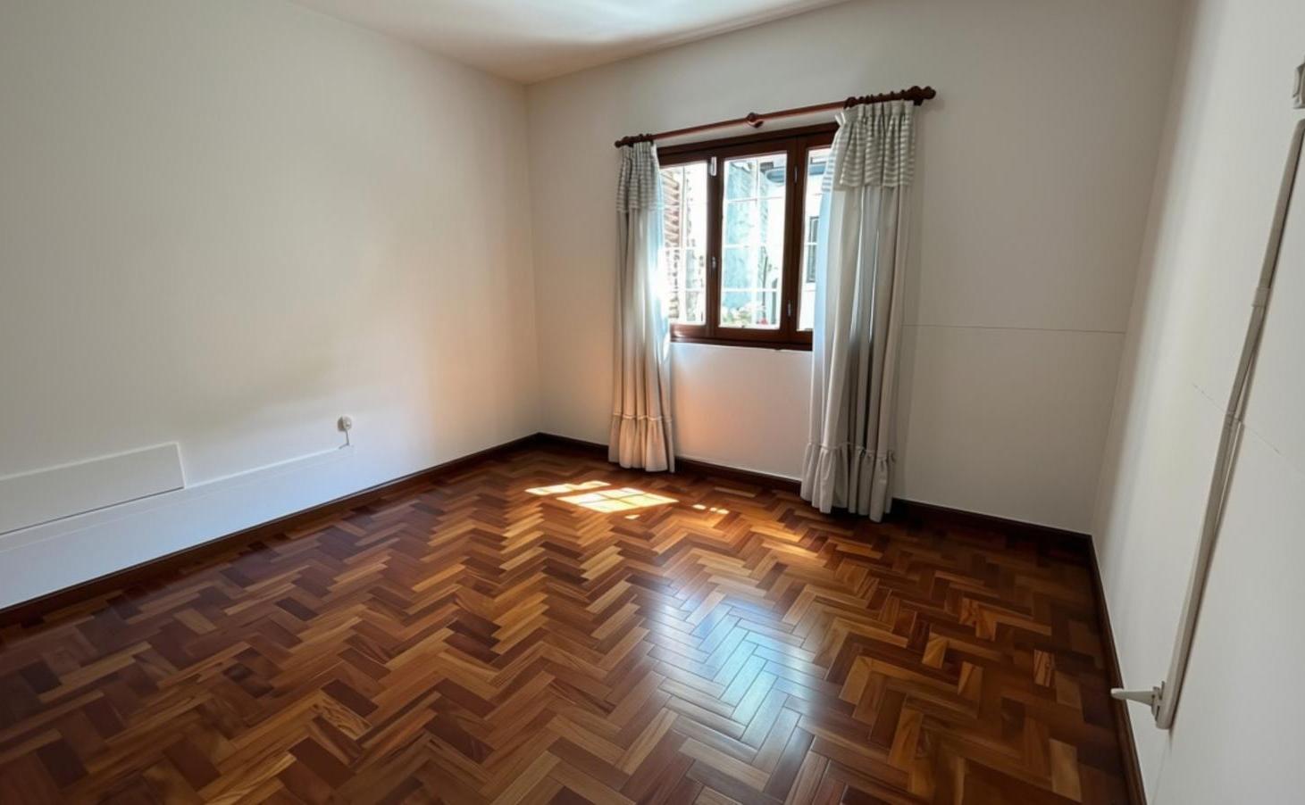 Foto de Casa 6 Ambientes en Venta en Morón Norte con Quincho, Patio y Cochera, imagen 2