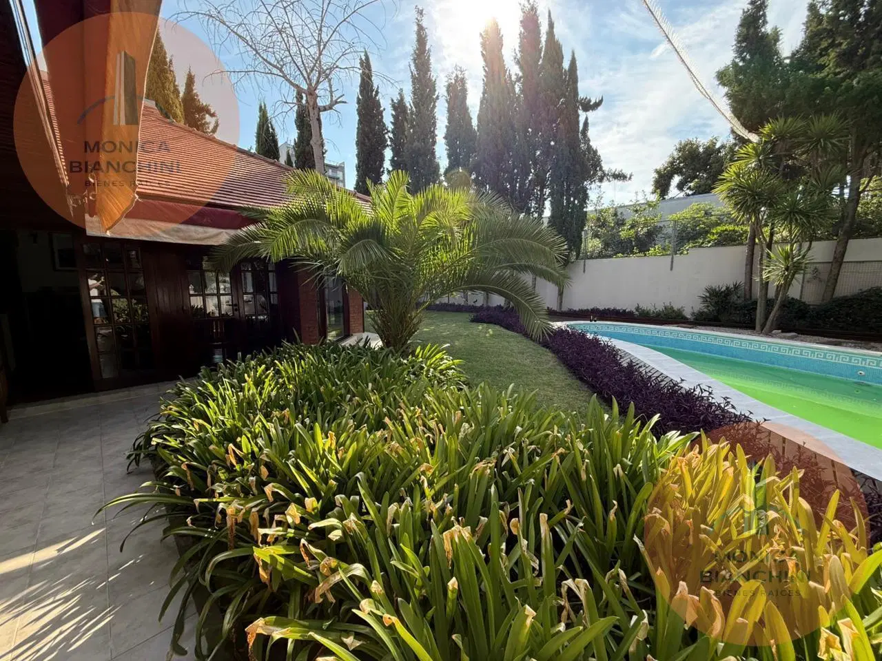 Casa de diseño en tres plantas con garage y enorme jardín 8