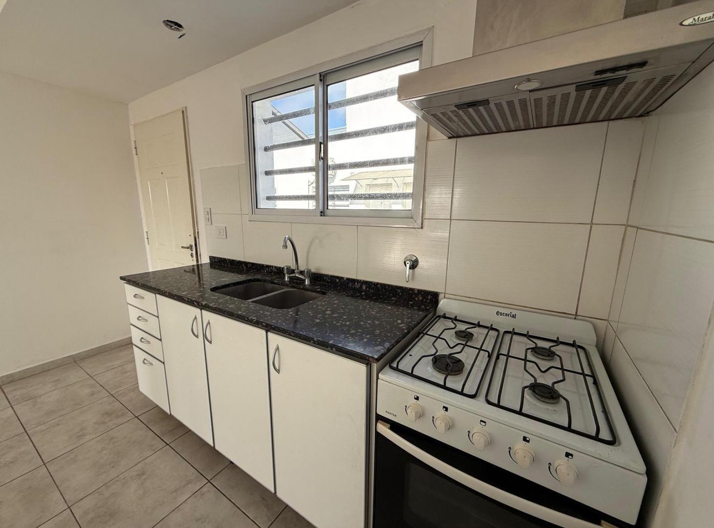 Foto de Departamento de dos habitaciones con cochera en Los Hornos, imagen 2