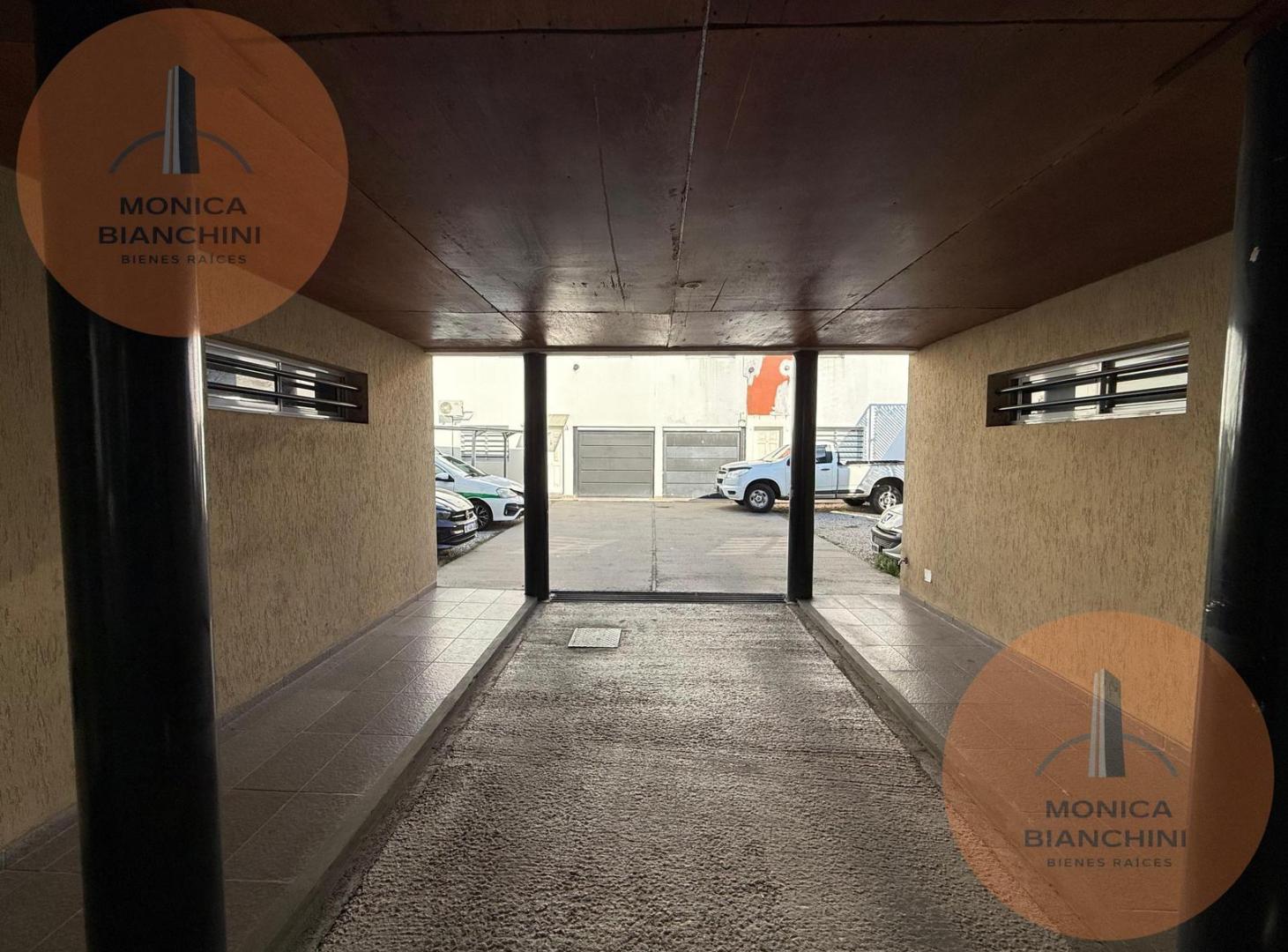 Foto de Departamento de dos habitaciones con cochera en Los Hornos, imagen 3