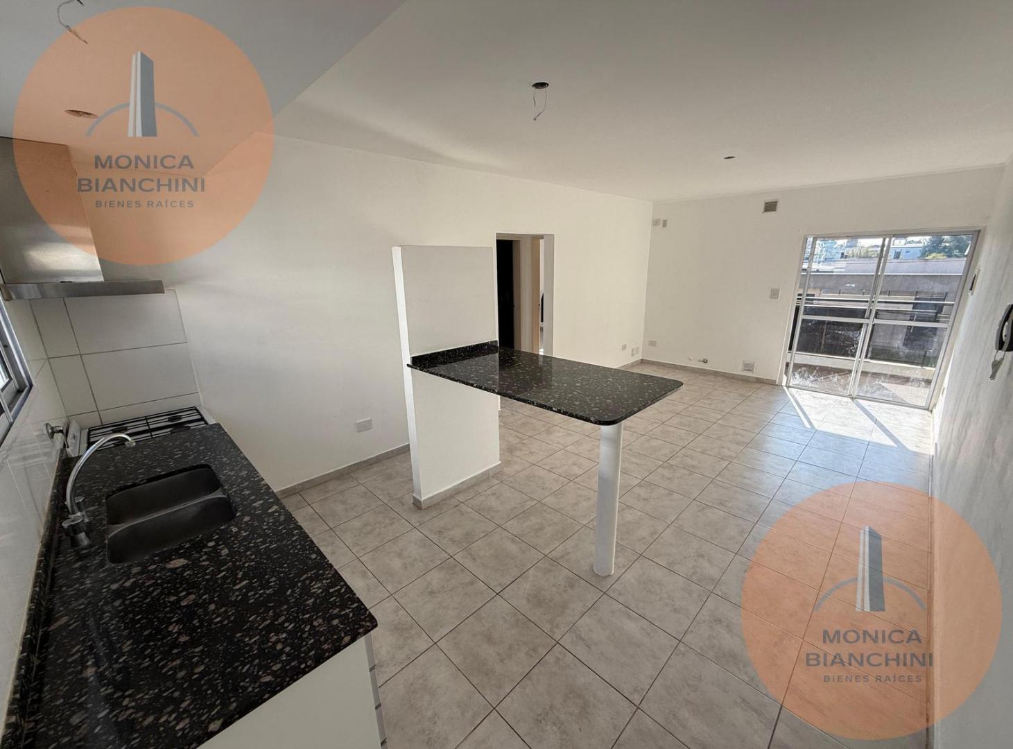 Foto de Departamento de dos habitaciones con cochera en Los Hornos, imagen 1