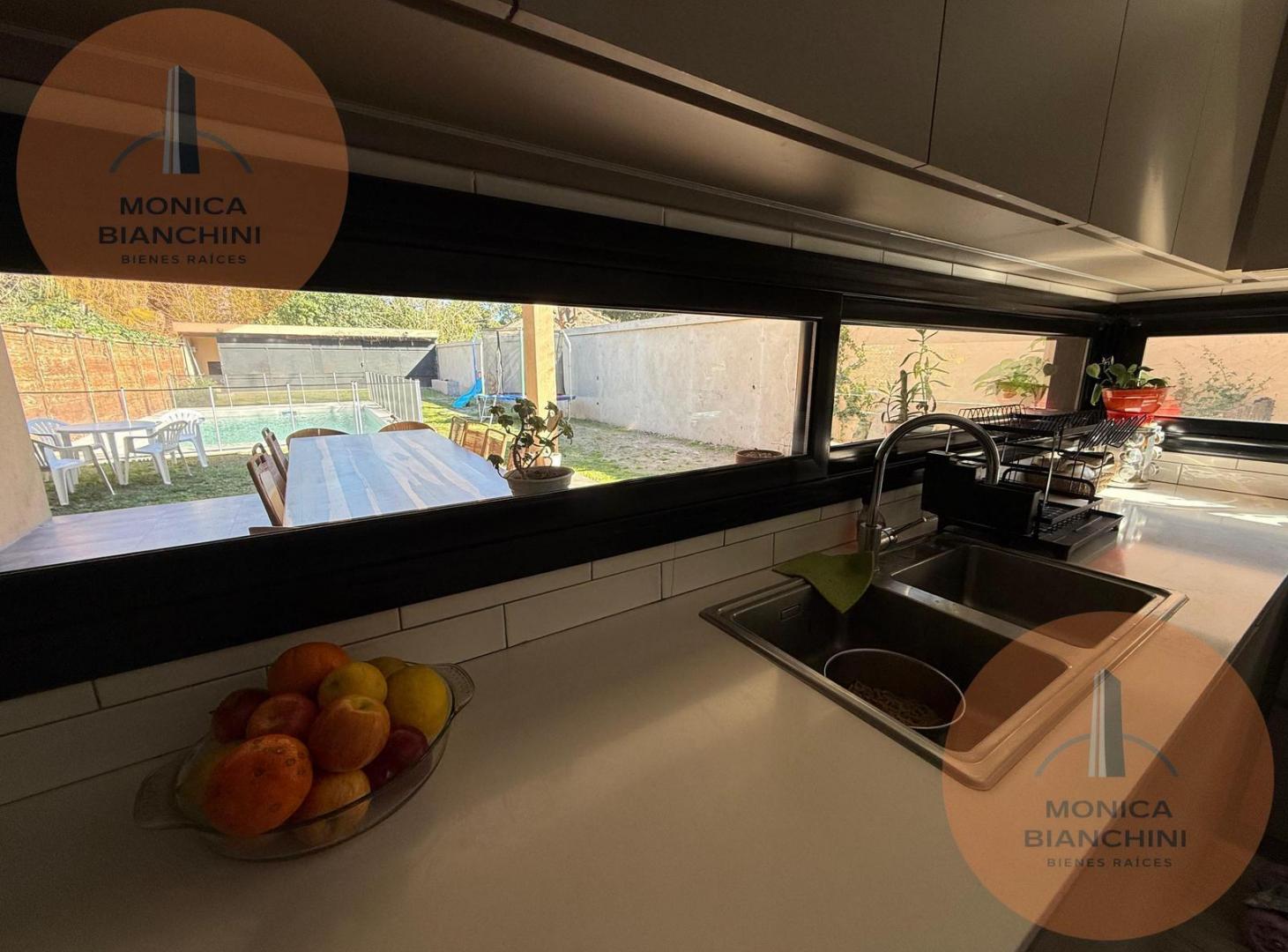 Foto de Casa en venta de 3 habitaciones con cochera para tres autos, piscina y, imagen 4