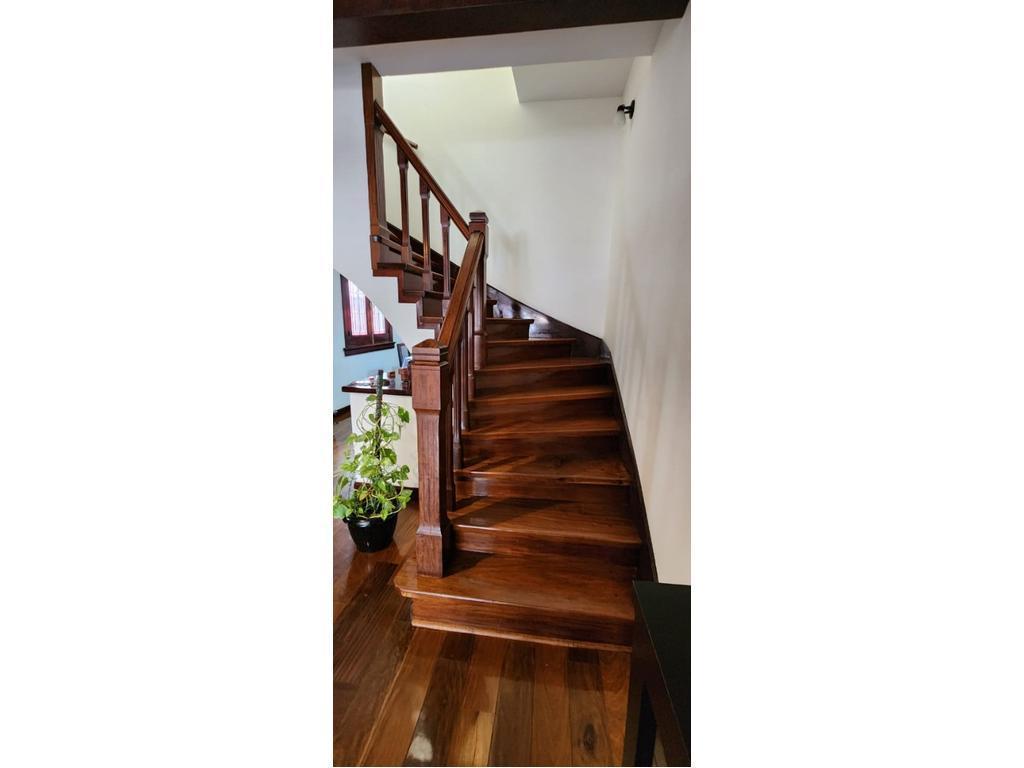 Excelente Chalet Multi Familiar Todo a Nuevo Calidad, Lote Propio Garaje 2