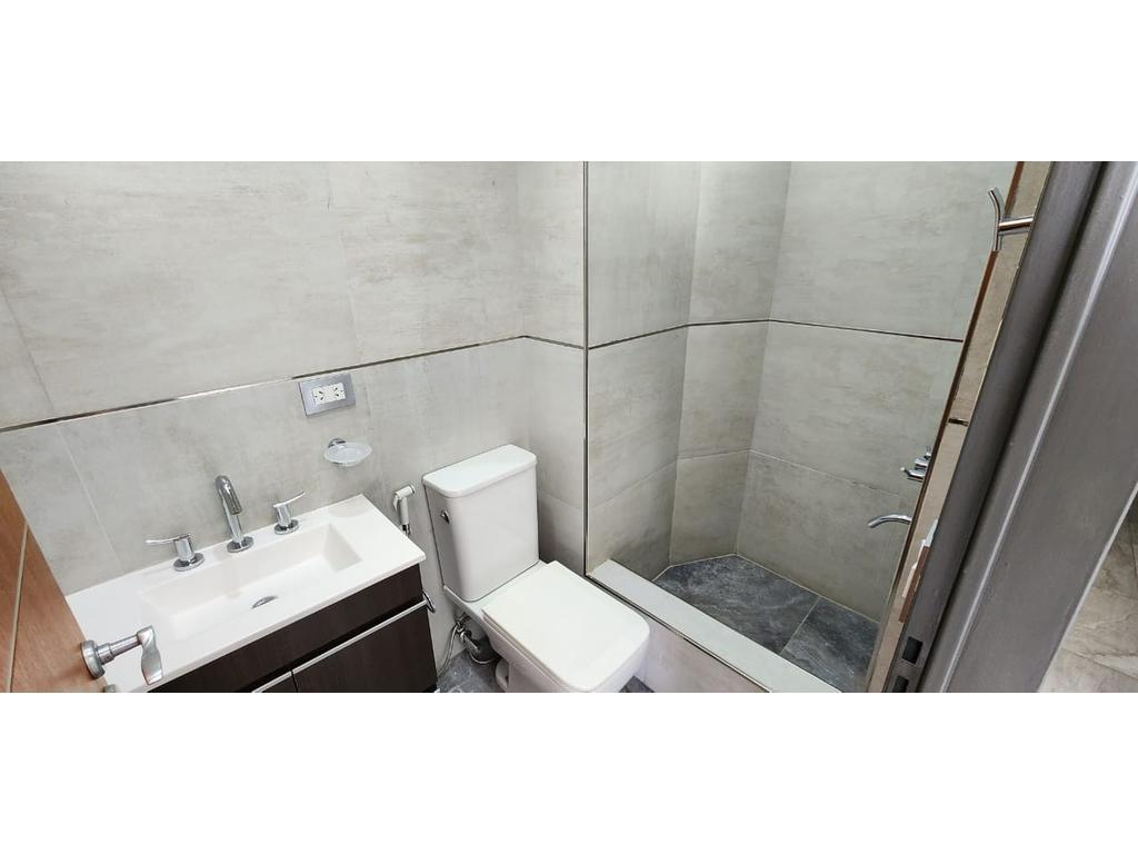 Piso Unico Al Frente Semi Nuevo 4 Ambientes 2 Baños Terraza. Sin Expensas! 1