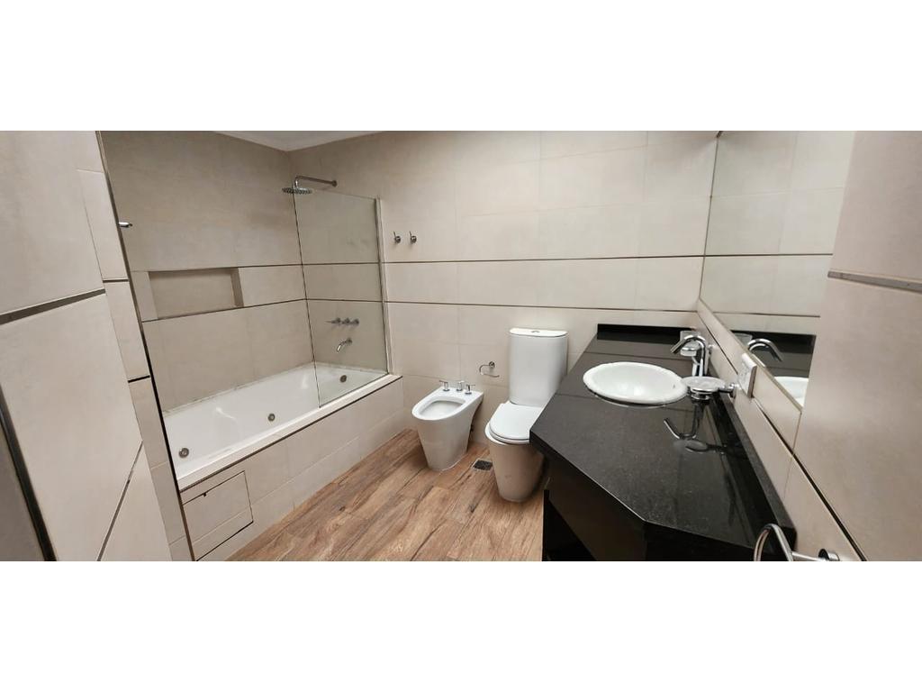 Piso Unico Al Frente Semi Nuevo 4 Ambientes 2 Baños Terraza. Sin Expensas! 3