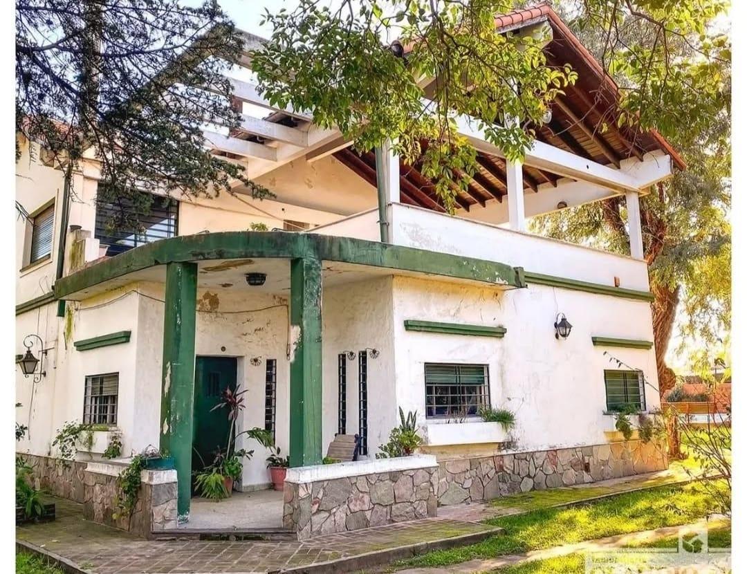 Amplia Casa Quinta de 6 Ambientes con Gran Jardin Arbolado 2 Quinchos y Pileta. 2