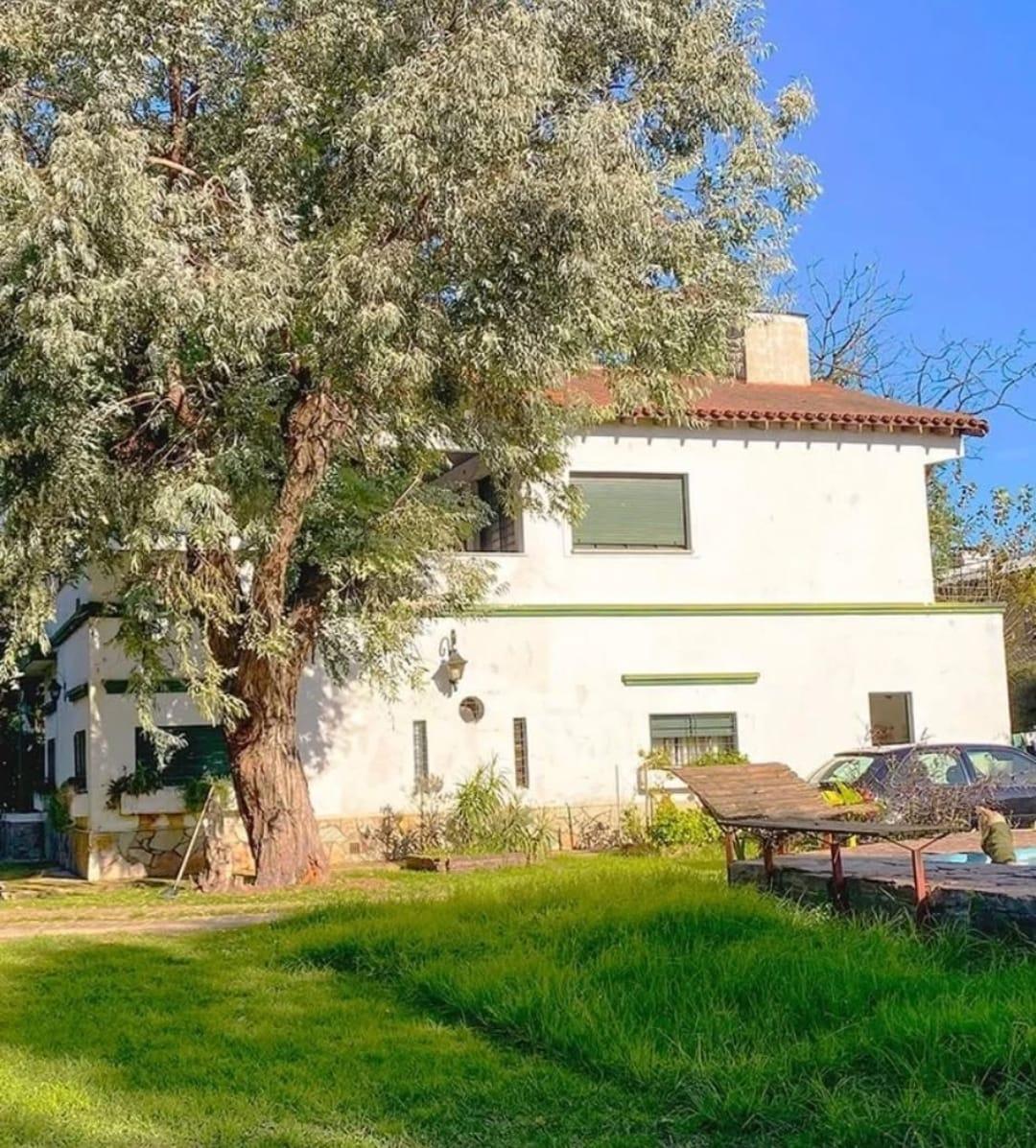 Amplia Casa Quinta de 6 Ambientes con Gran Jardin Arbolado 2 Quinchos y Pileta. 3