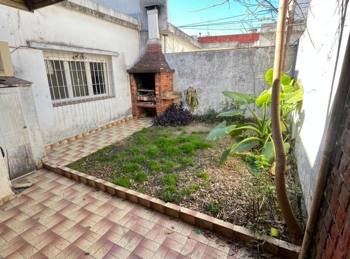 CASA 4 AMBIENTES ---"REGULAR ESTADO" ---LOTE PROPIO CON JARDIN  Y TERRAZA.