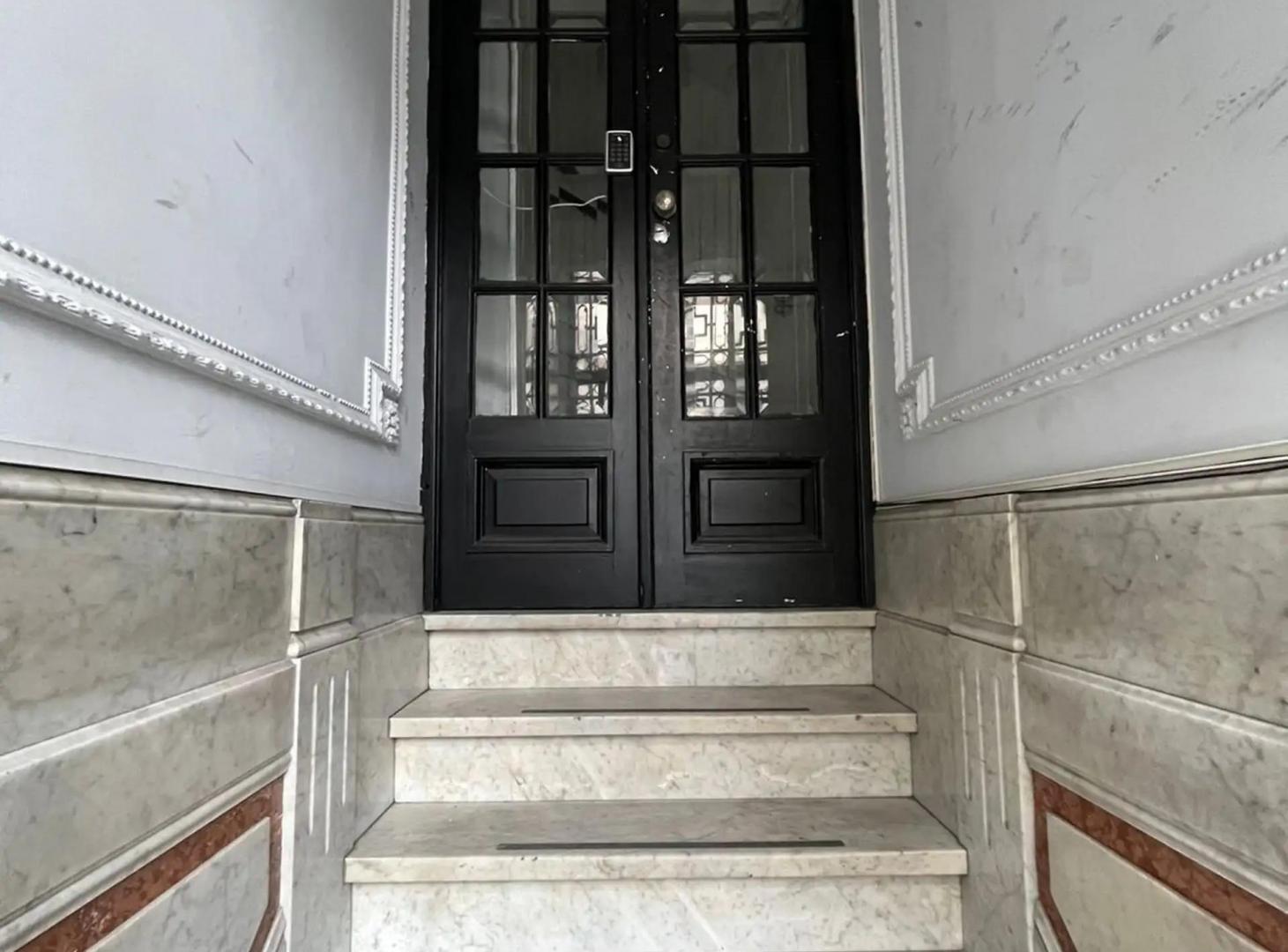 Foto de PH ANTIGUO ENTRADA INDEPENDIENTE 6 HABITACIONES 2 BAÑOS TERRAZA SIN EXPENSAS SOLO COMERCIAL PROFESIO, imagen 1