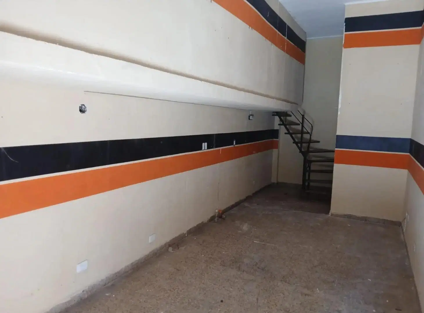 LOCAL DE 35 M2 CON ENTREPISO Y BAULERA EN LA MEJOR UBICACION " FOCO COMERCIAL" 1
