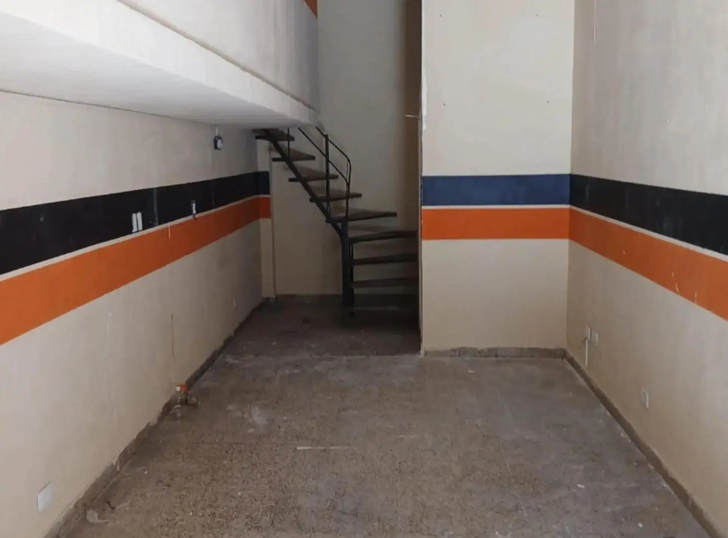 LOCAL DE 35 M2 CON ENTREPISO Y BAULERA EN LA MEJOR UBICACION " FOCO COMERCIAL" 3