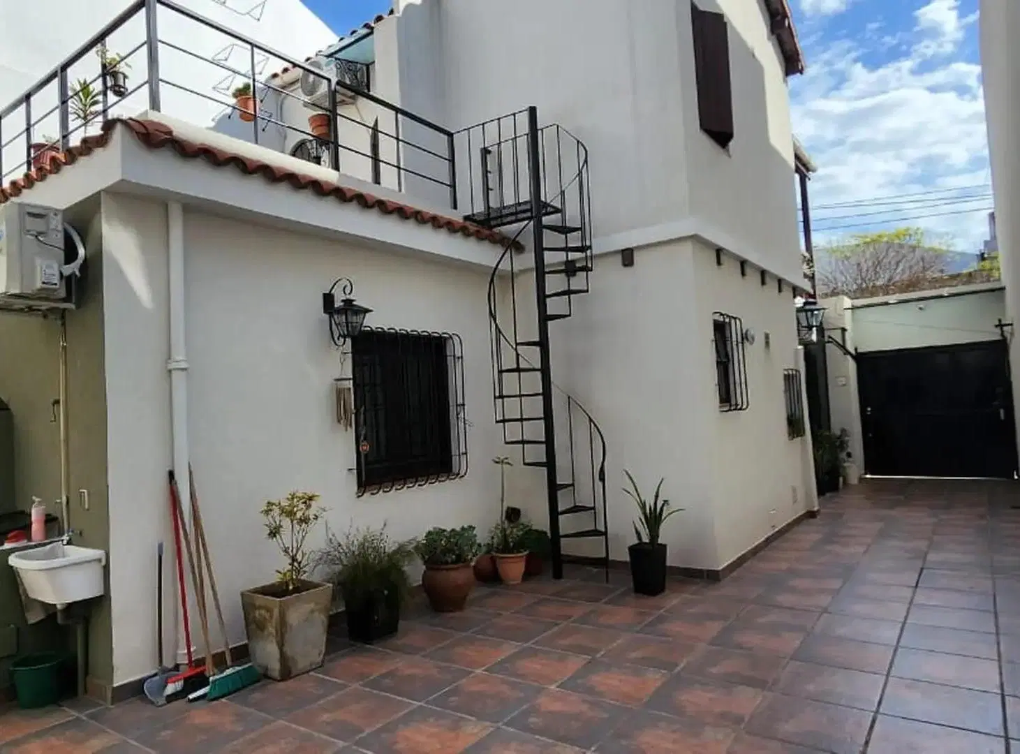 EXCELENTE CHALET MULTI FAMILIAR TODO A NUEVO CALIDAD, LOTE PROPIO GARAJE PASANTE VARIOS AUTOS 5