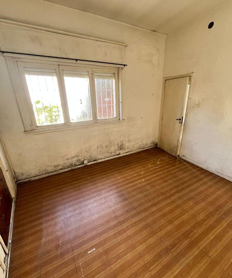 Foto de CASA 4 AMBIENTES ---"REGULAR ESTADO" ---LOTE PROPIO CON JARDIN PARRILLA, imagen 2