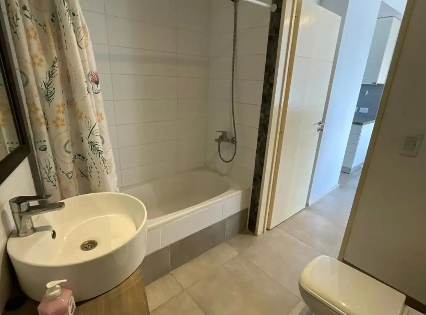 DEPTO 2 AMB FRENTE CON COCHERA CUBIERTA FIJA, SEMI NUEVO EDIFICIO CON AMENITIES Y PISCINA. UN LUJO 1