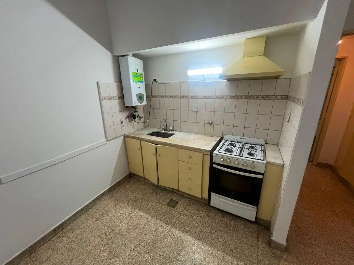 2 AMB GRANDES CON PATIO Y LAVADERO PRIMER PISO POR ESCALERA SIN EXPENSAS. JUAN B JUSTO Y SEGURUROLA 5