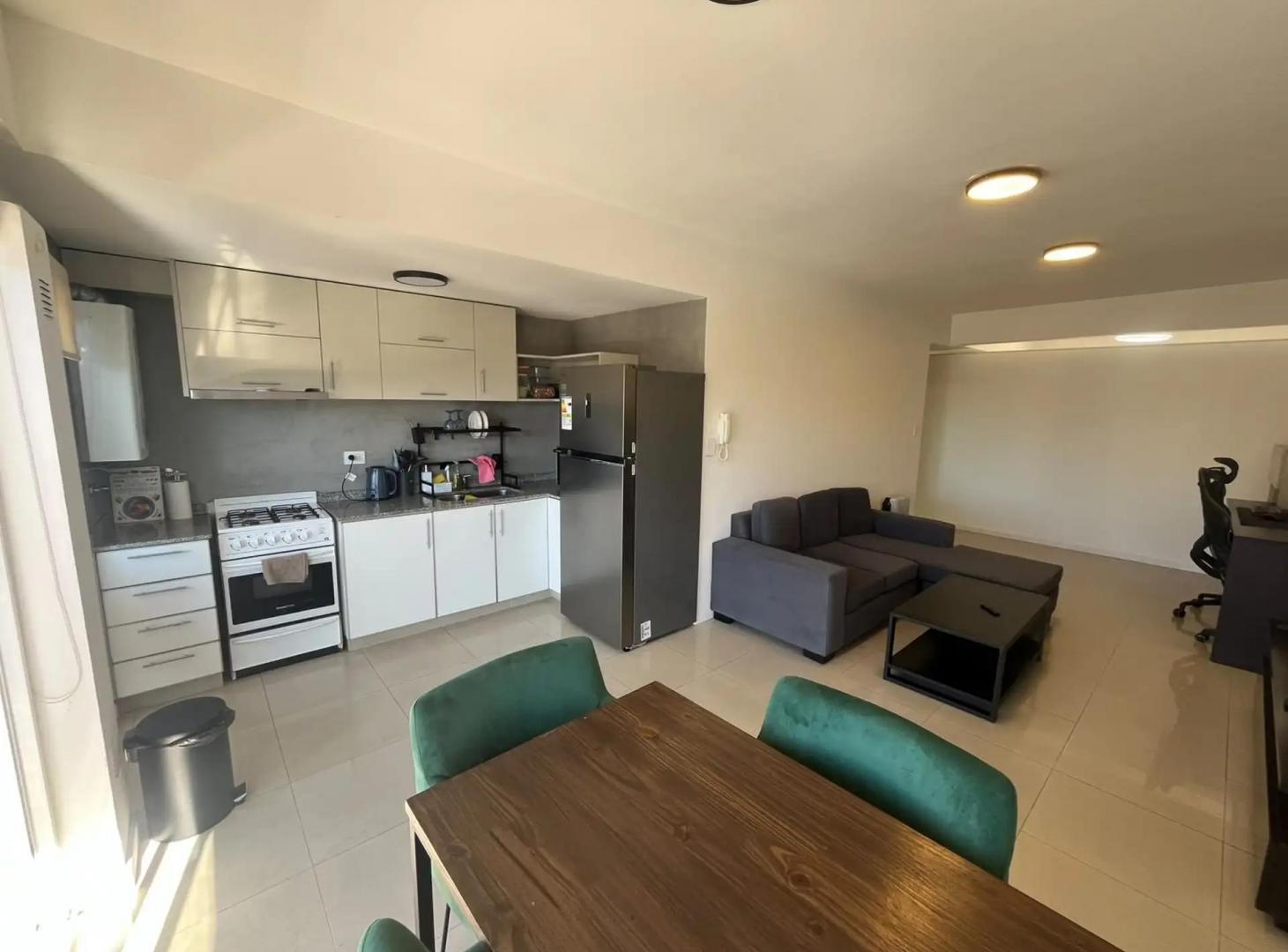 Foto de HERMOSO DEPARTAMENTO DE 2 AMBIENTES CONTRAFRENTE CON BALCON Y COCHERA., imagen 2