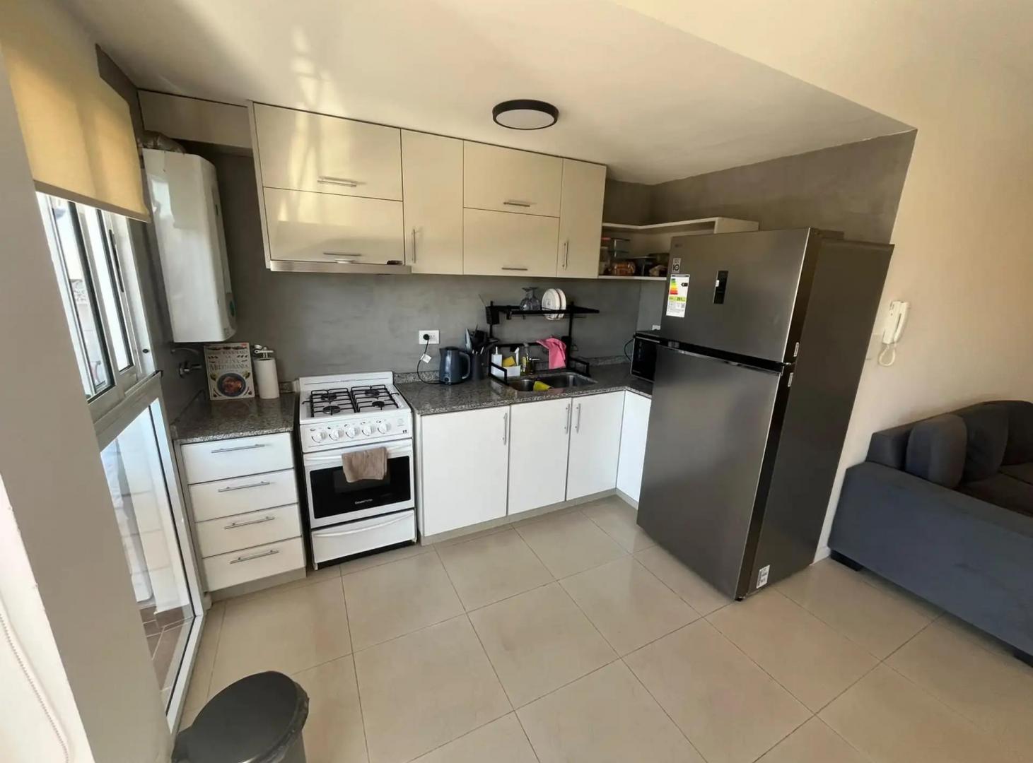 Foto de HERMOSO DEPARTAMENTO DE 2 AMBIENTES CONTRAFRENTE CON BALCON Y COCHERA., imagen 1
