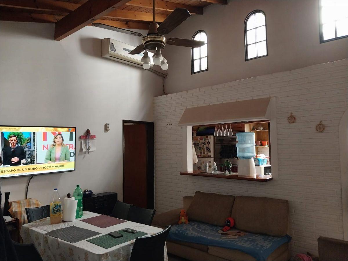 Foto de CASA EN ESQUINA DE 4 AMBIENTES CON PATIO/ COCHERA CUBIERTA/ TERRAZA Y, imagen 2