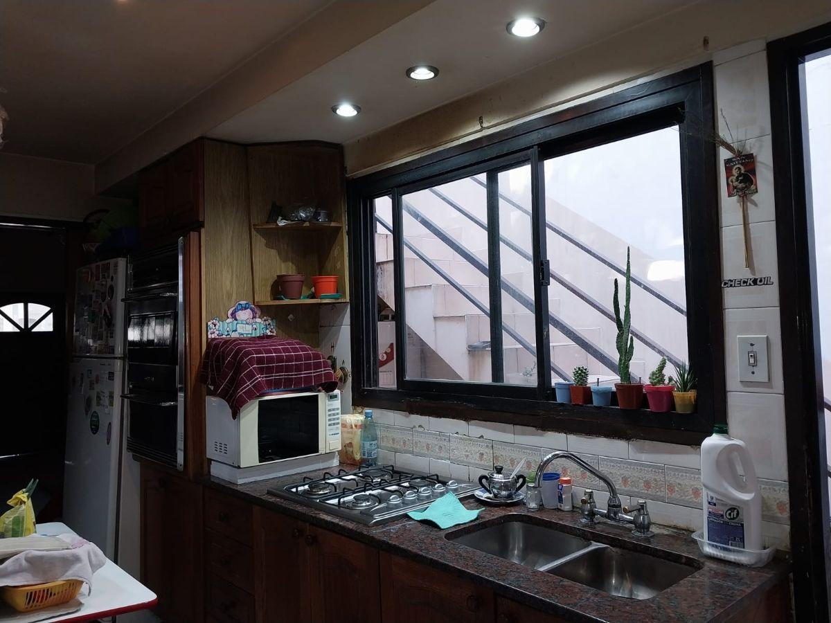 Foto de CASA EN ESQUINA DE 4 AMBIENTES CON PATIO/ COCHERA CUBIERTA/ TERRAZA Y, imagen 4