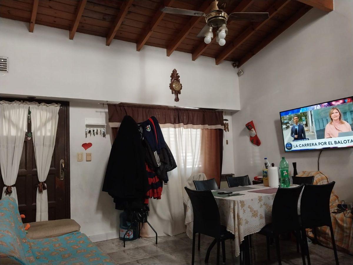 Foto de CASA EN ESQUINA DE 4 AMBIENTES CON PATIO/ COCHERA CUBIERTA/ TERRAZA Y, imagen 1