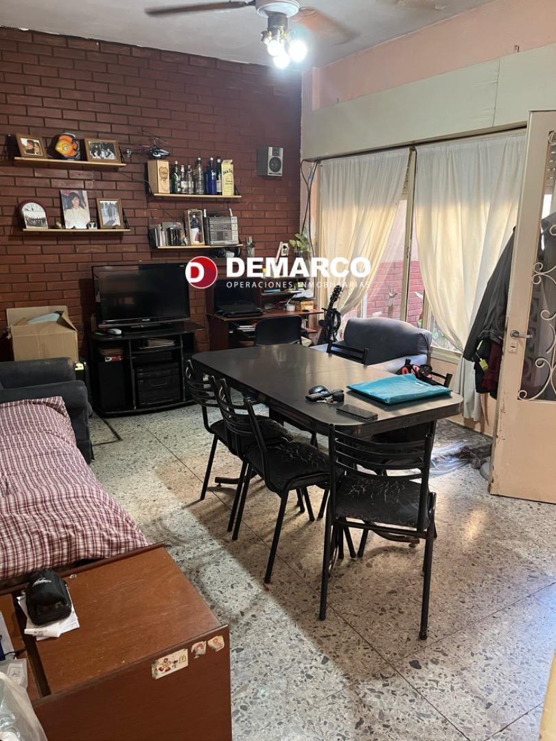 Foto de CASA DISTRIBUCION ANTIGUA S/LOTE PPIO. 8.66X28.-, imagen 2