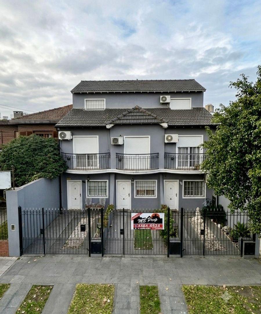Excelente Triplex con cochera, patio y terraza