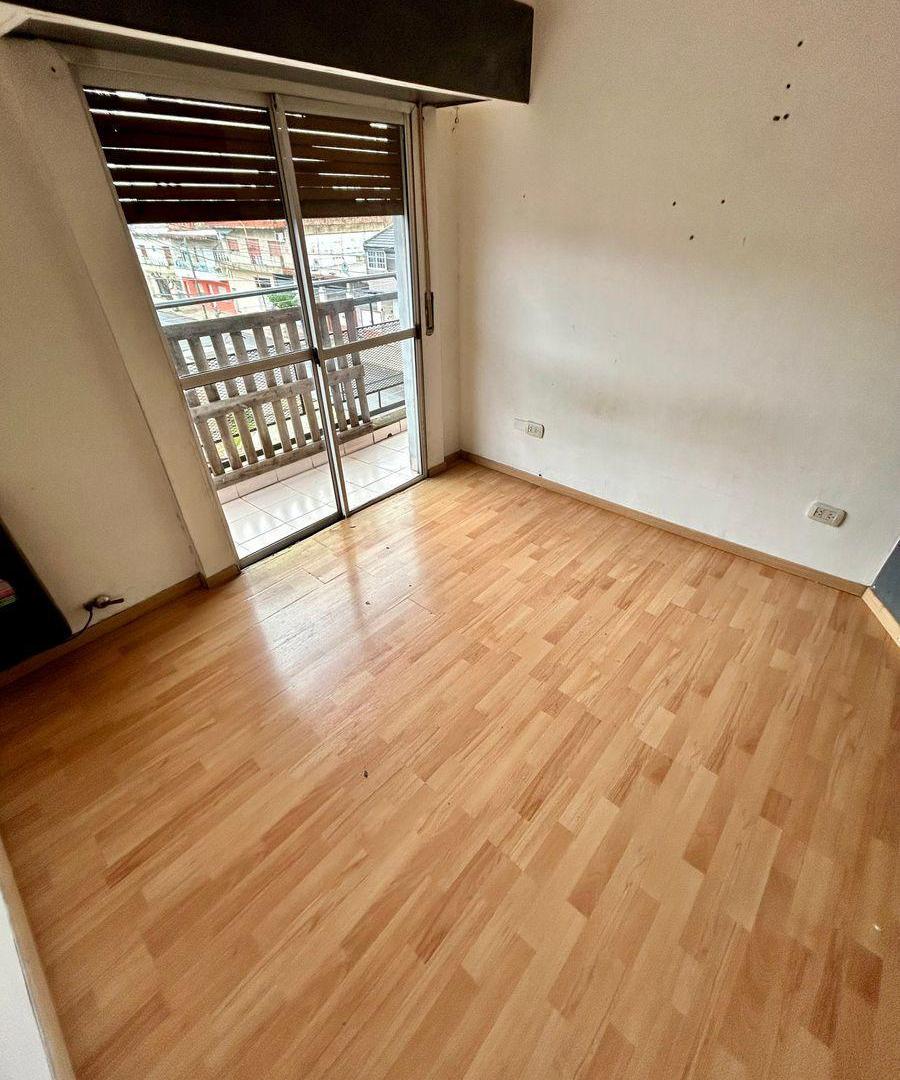 Foto de Excelente PH tipo Triplex con patio y cochera cubierta, imagen 2