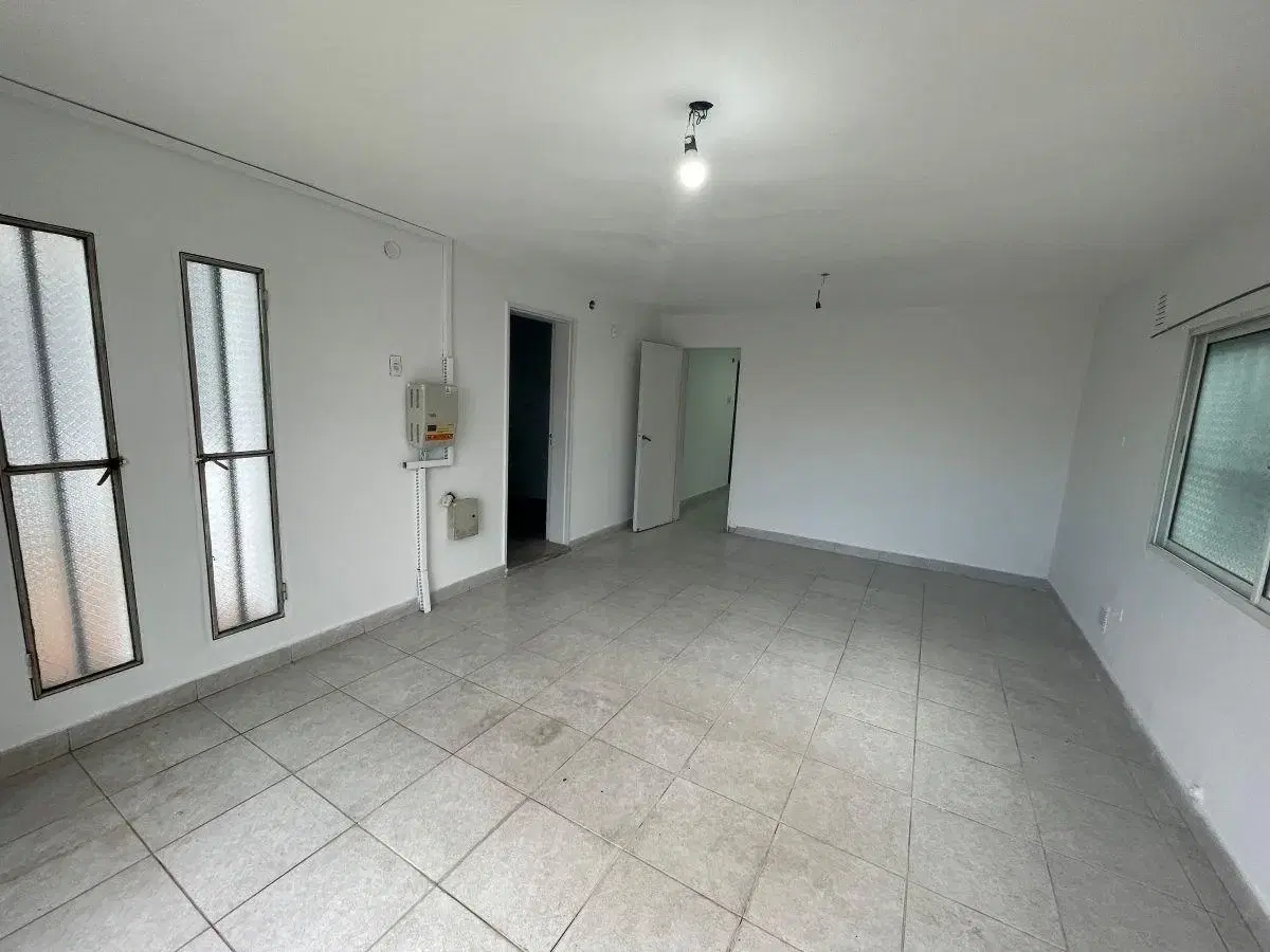 Propiedad en zona comercial en la RENOVADA calle Baigorria! 1