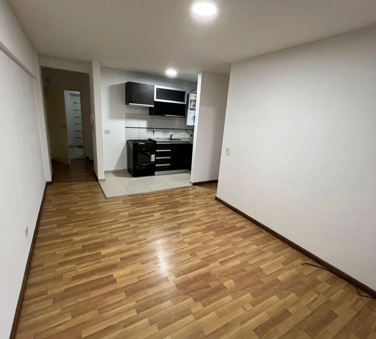Primer piso al frente con 1 dormitorio sobre calle Laprida! 4