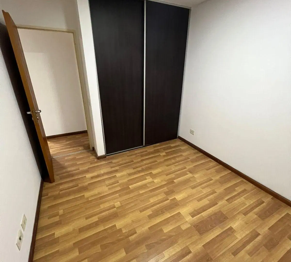 Primer piso al frente con 1 dormitorio sobre calle Laprida! 3