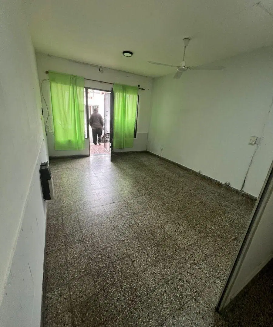 Local comercial a metros de la renovada calle Baigorria 2