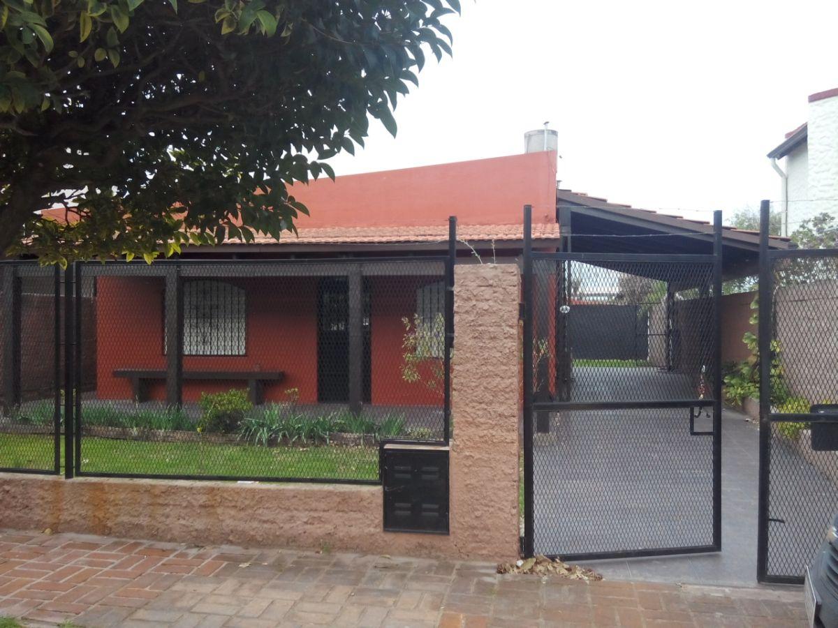 A metros de Bv.Rondeau! 2 dormitorios, cochera y jardin